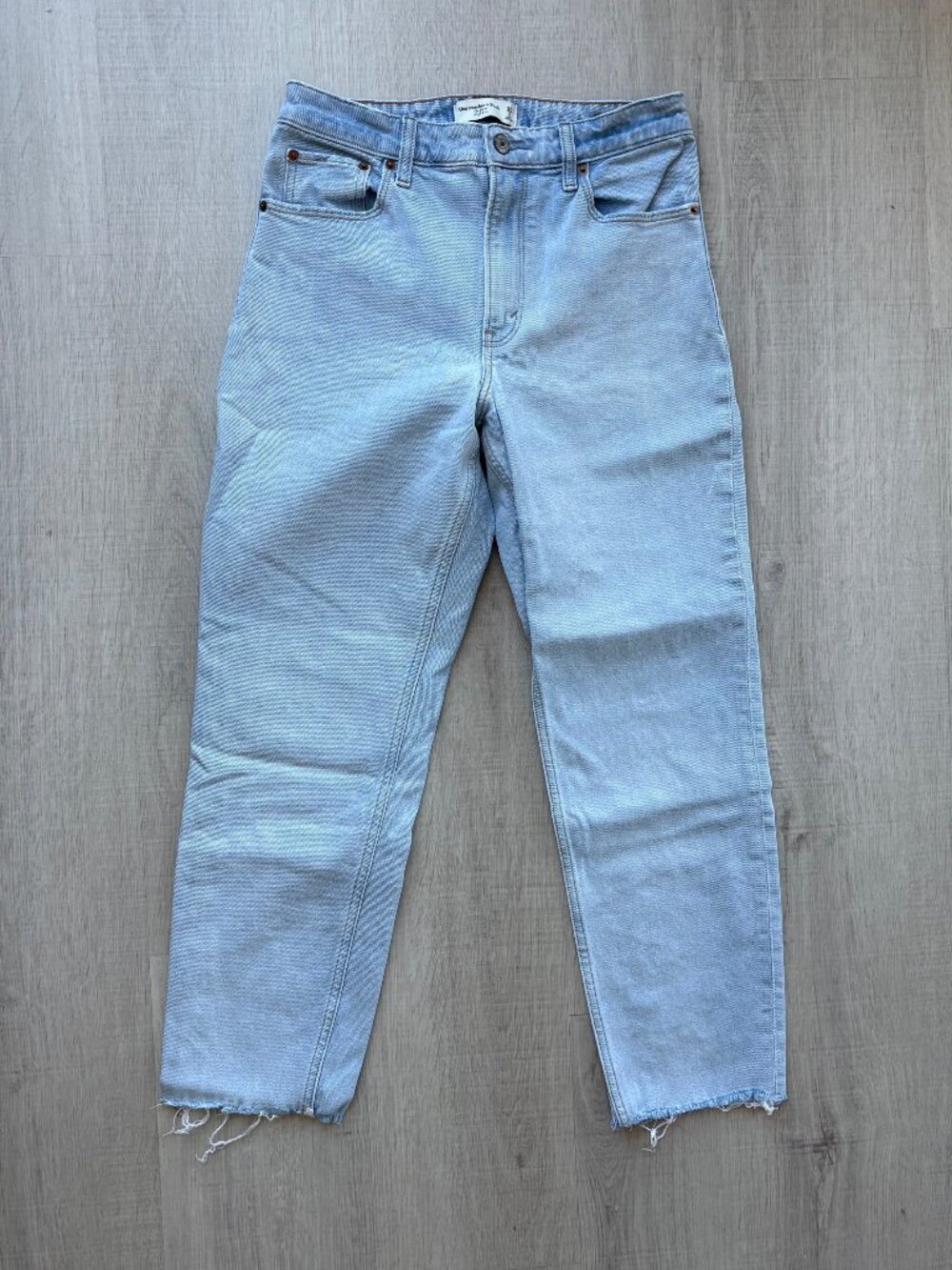 Abercrombie - The Mom High Rise Jeans - Women 26/2 Short - Light Wash